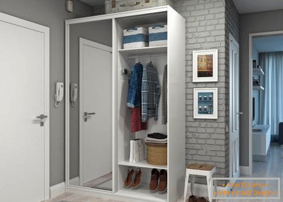 Kleines Kleiderabteil im Flur - Foto-Design-Ideen für die Wohnung