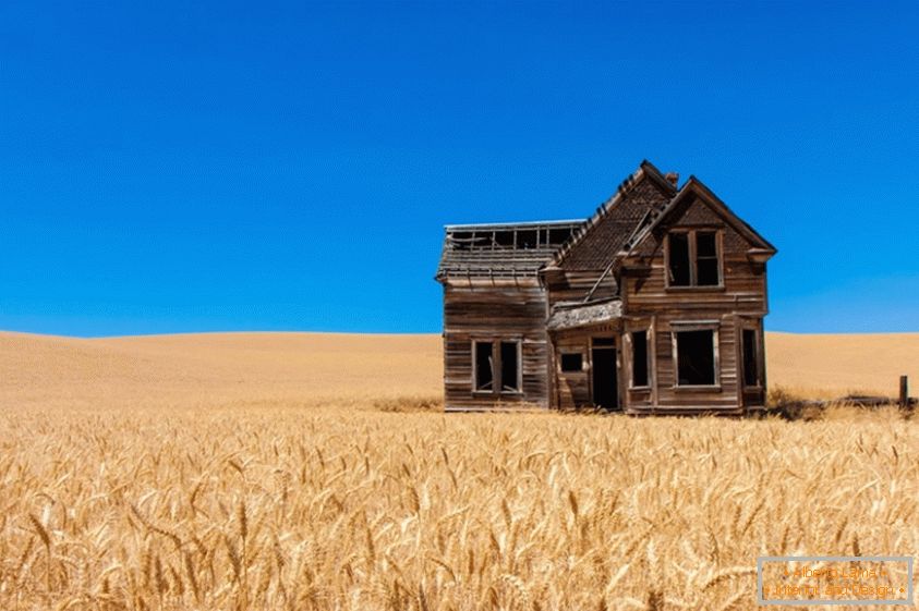 Altes Haus auf einem Weizengebiet