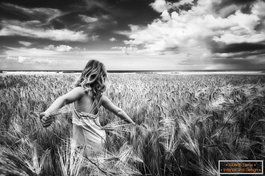 Schwarzweiss-Foto eines Mädchens auf einem Weizengebiet