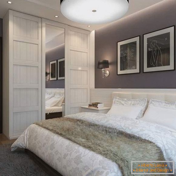 Eingebautes Schrankfach im Schlafzimmer im modernen Stil mit Spiegel und Beleuchtung