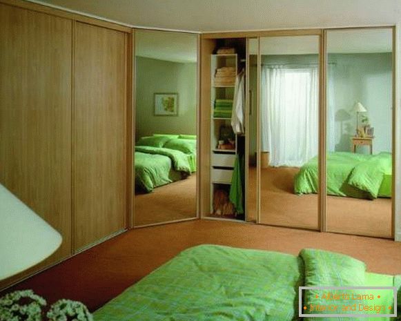 Eck-Einbauschrank im Schlafzimmer mit Spiegeltüren