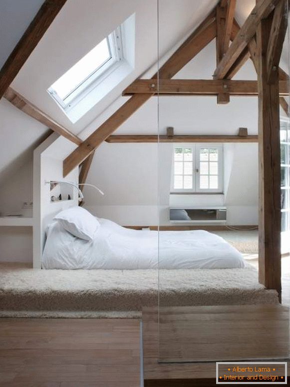 Design des Dachgeschosses - ein Foto eines Schlafzimmers mit einer Veranda