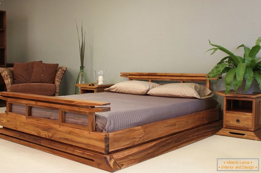 Bett und Nachttische aus Holz