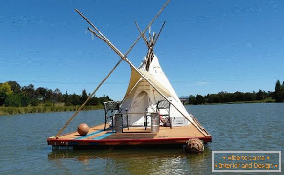 Ungewöhnliches kleines Haus auf dem Wasser