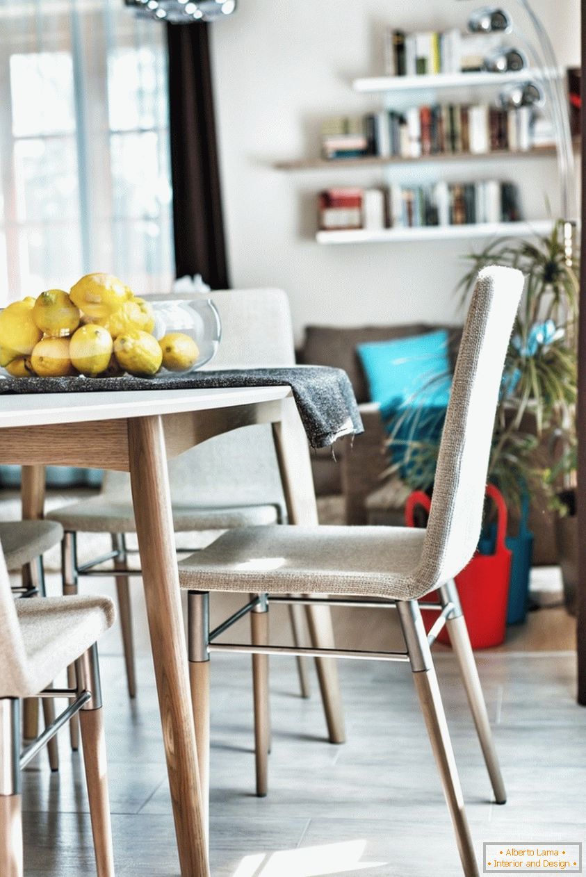 Innenarchitektur des Esszimmers, Tisch mit Zitronen