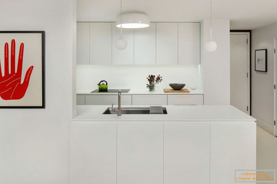 Kücheninnenraum in weiß mit hellen Flecken