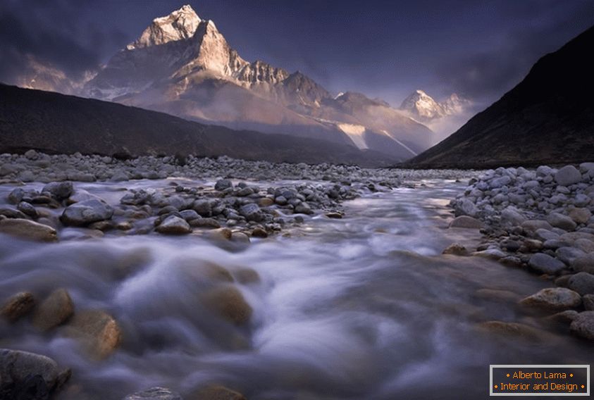 Gebirgsfluss von Nepal