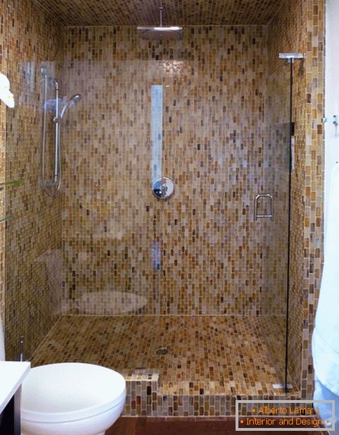Mosaik an den Wänden im Badezimmer