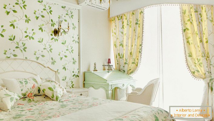 Blumenmotive, mit denen die Wände im Mädchenzimmer dekoriert wurden, lassen sich auch an Vorhängen und Bettwäsche nachzeichnen. 