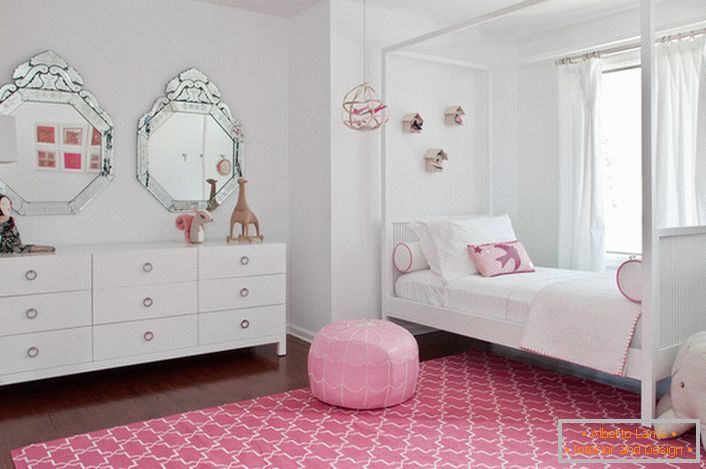 Klassische weiße und rosa Dekoration des Raumes eines kleinen Fashionista.