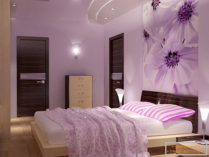 Sanft-violette Farbe des Raumes