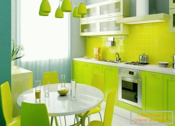 Schöne grüne Küche im Inneren der Wohnung