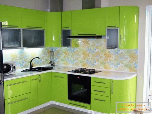 Hellgrüne Küche