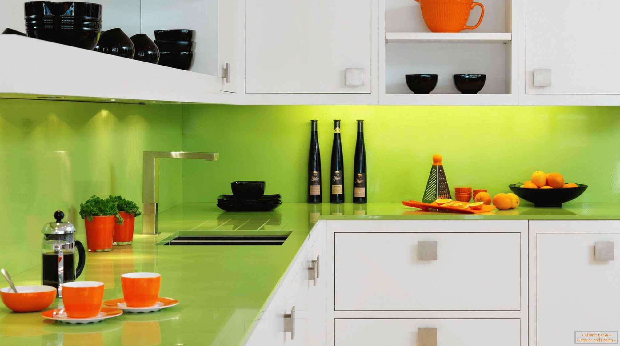 Orange und schwarze Gerichte in einer weiß-grünen Küche