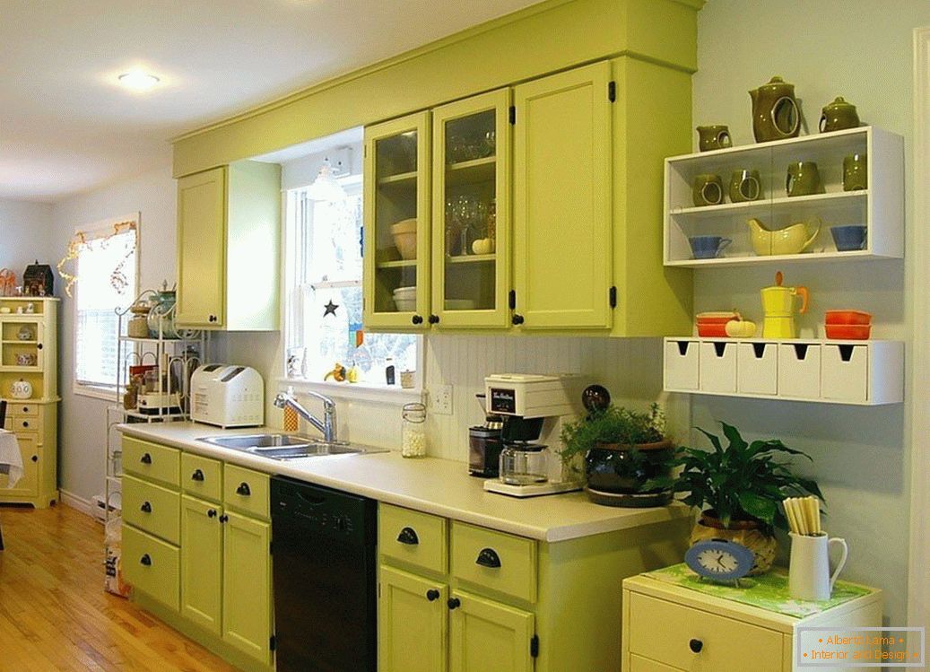 Weiße Wände und hellgrüne Küche