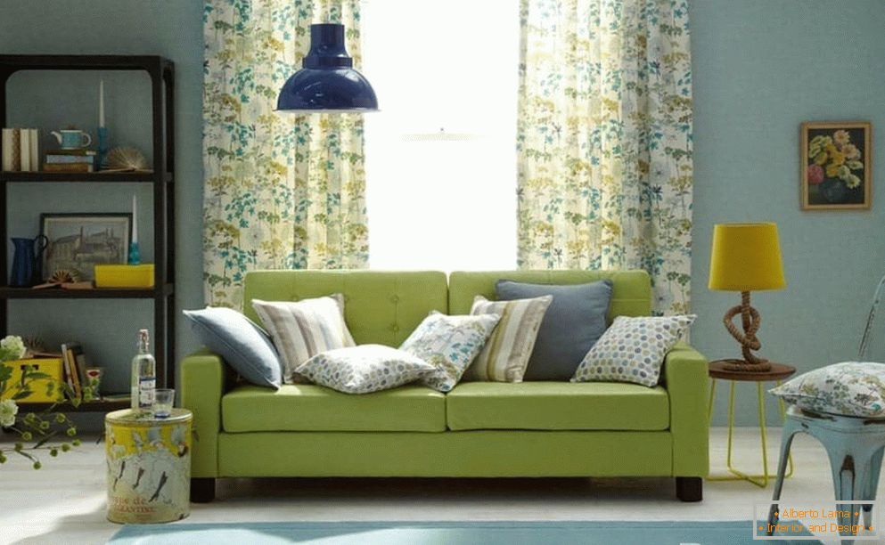 Wohnzimmer in blau mit einem grünen Sofa