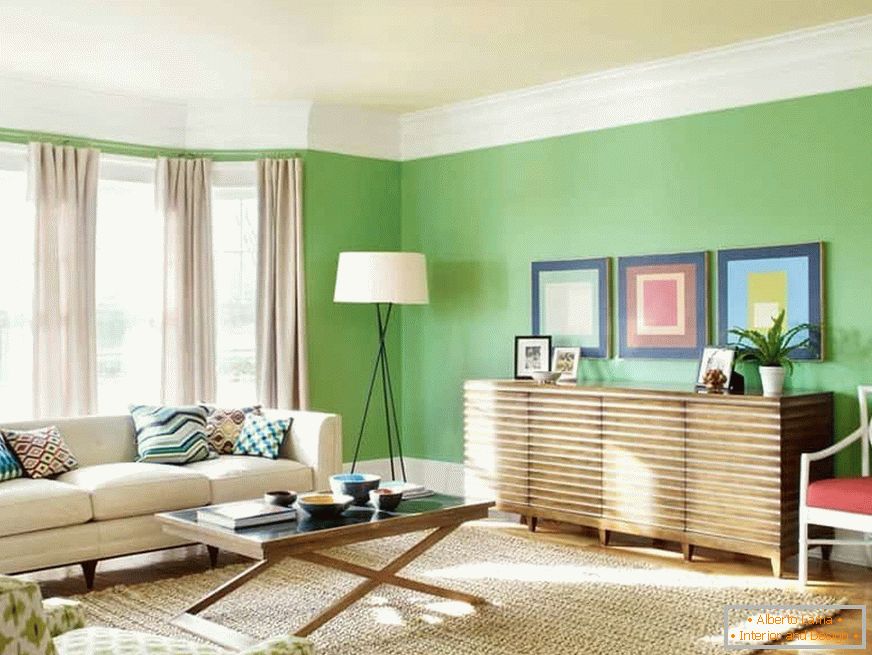 Helles Wohnzimmer mit hellgrün und beige