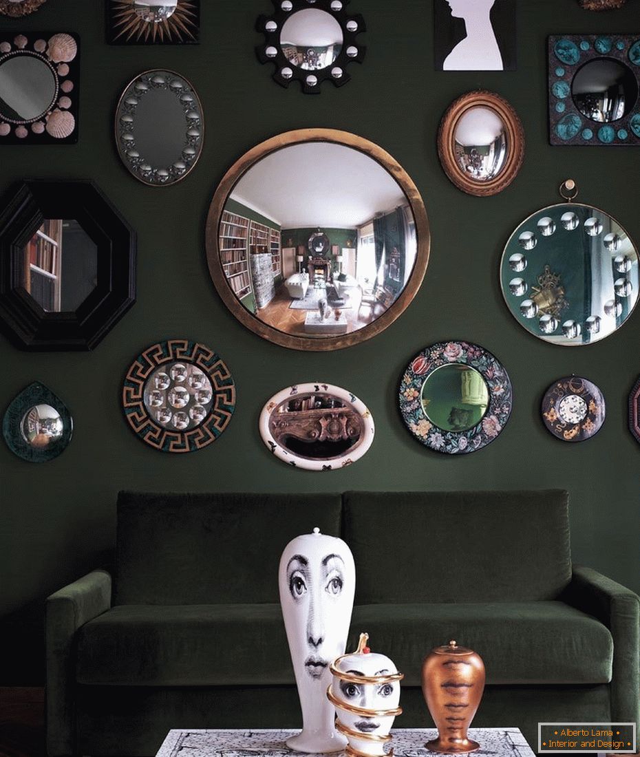 Spiegel in verschiedenen Formen über dem Sofa