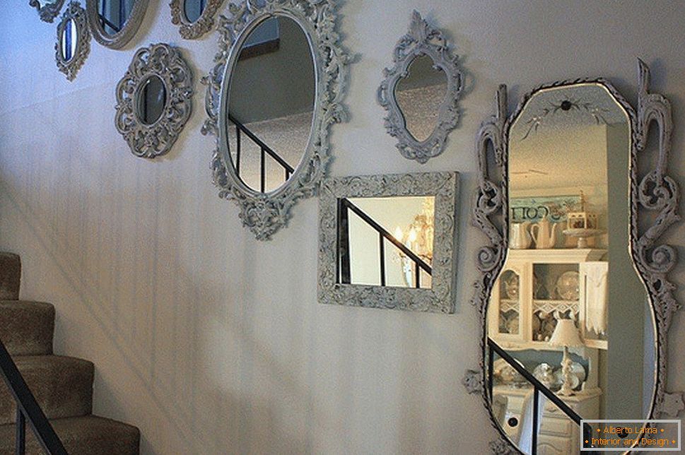 Spiegel auf der Treppe