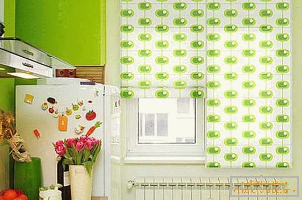 Helle Fensterläden in der Küche Foto