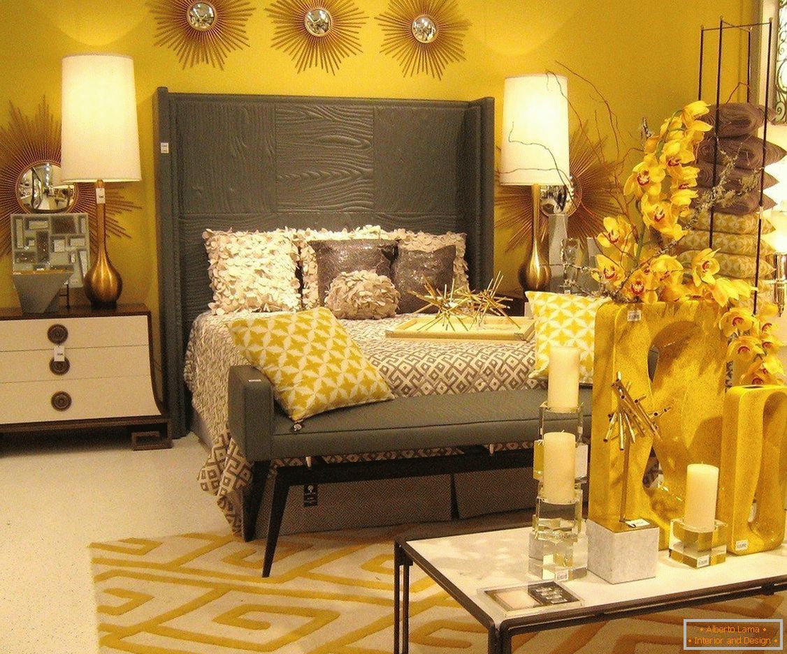Grauer Bettkopf und gelbes Zimmer