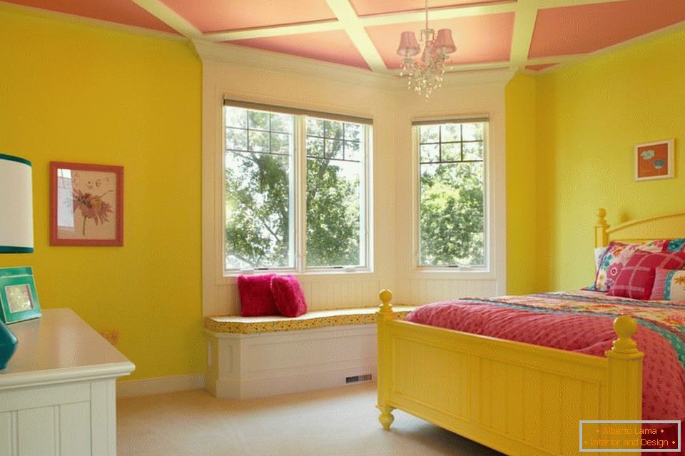 Gelbe Wände und rosa Decke