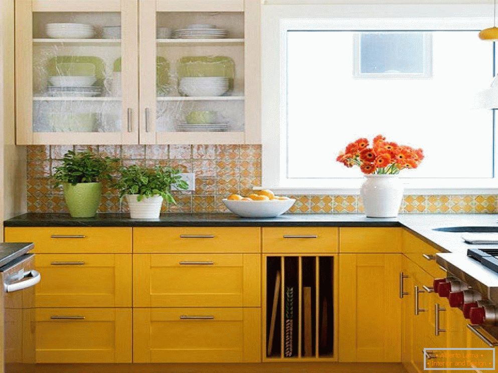 Küchenmöbel mit gelben Fassaden