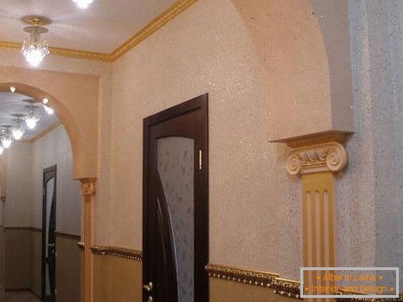Kombinierte flüssige Tapete im Korridor - Foto