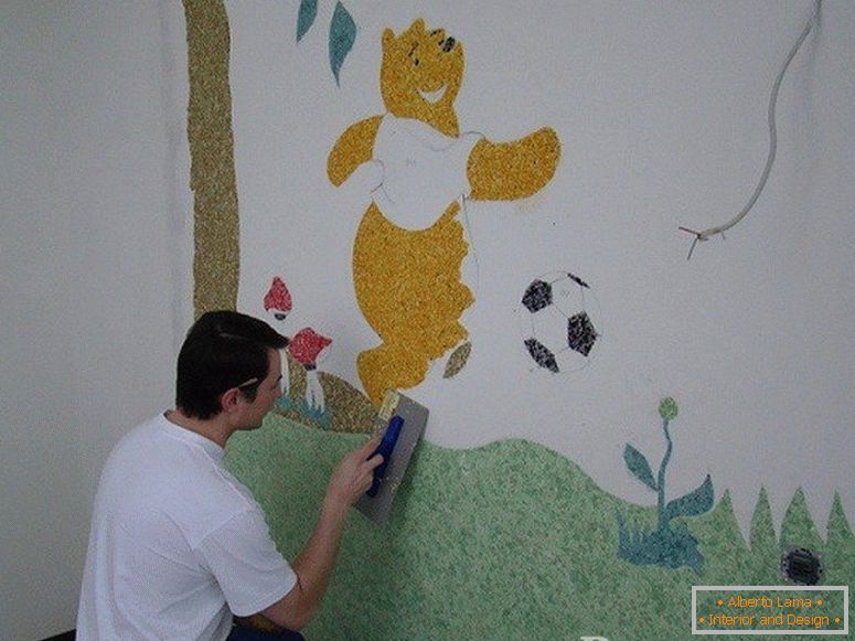 Der Mann zieht Winnie the Pooh an die Wand im Kinderzimmer
