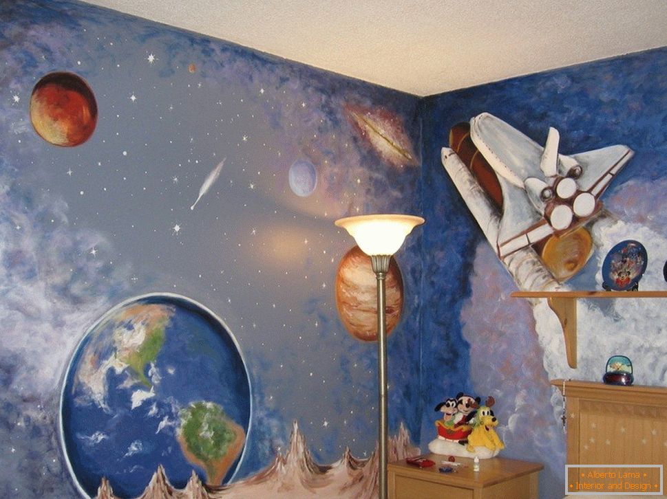 Der Blick auf den Raum an den Wänden des Kinderzimmers