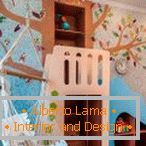 Kinderzimmer mit einer Hängematte und einem Baum an der Wand