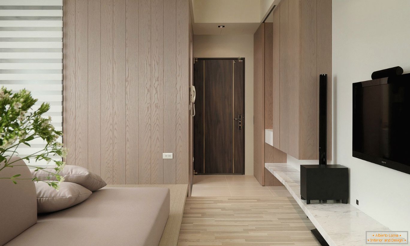 Holzdekoration im Inneren einer kleinen Einzimmerwohnung