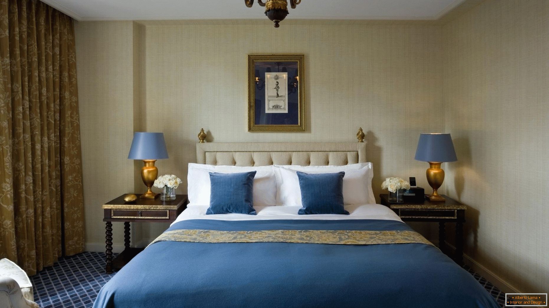 Blau- und Goldtöne im Inneren des Schlafzimmers